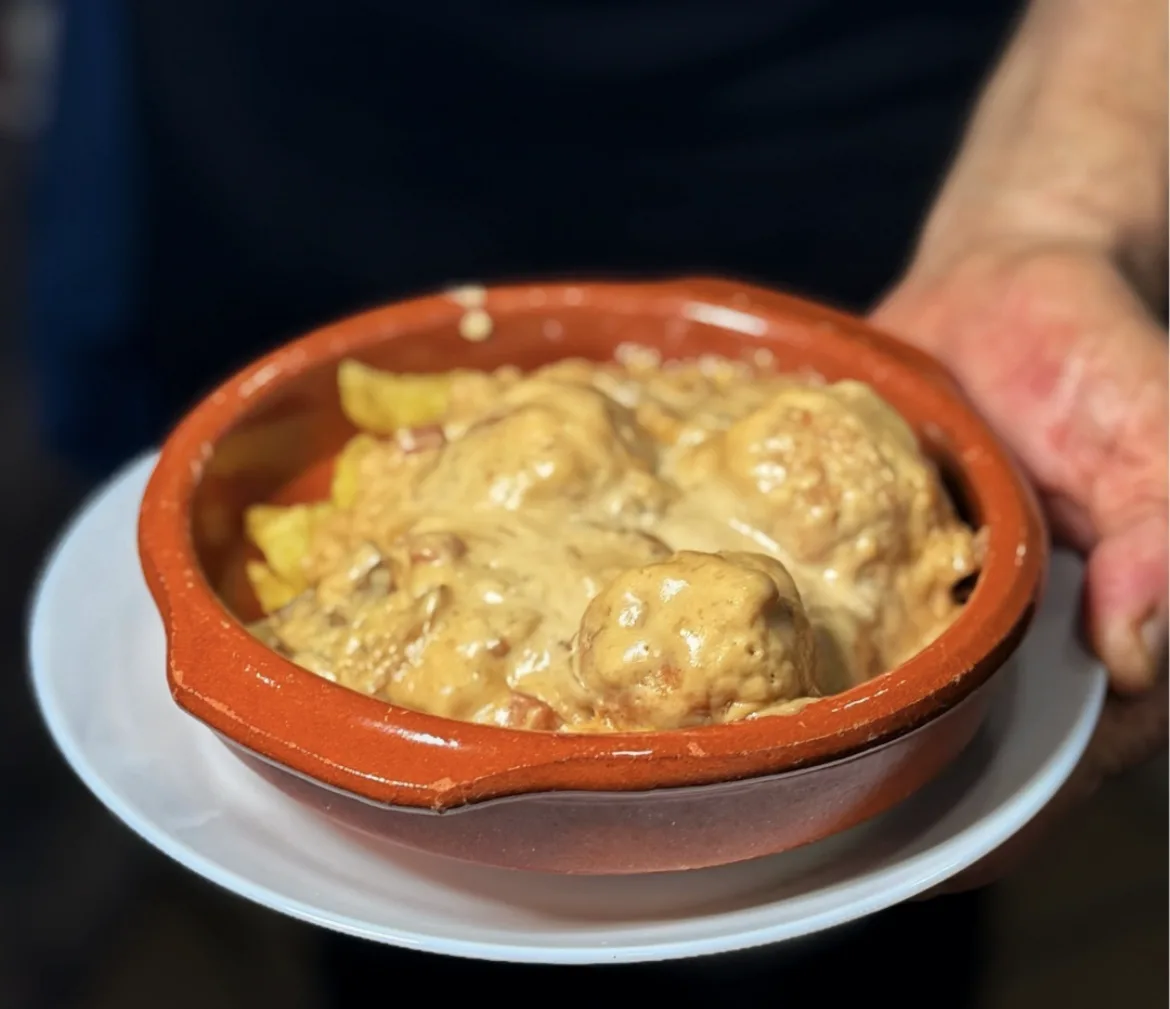 Albóndigas carbonara en cazuela de barro