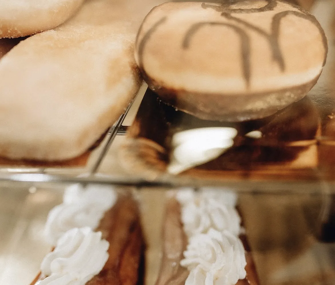 Bollería artesana en vitrina: bocas y lazos con nata
