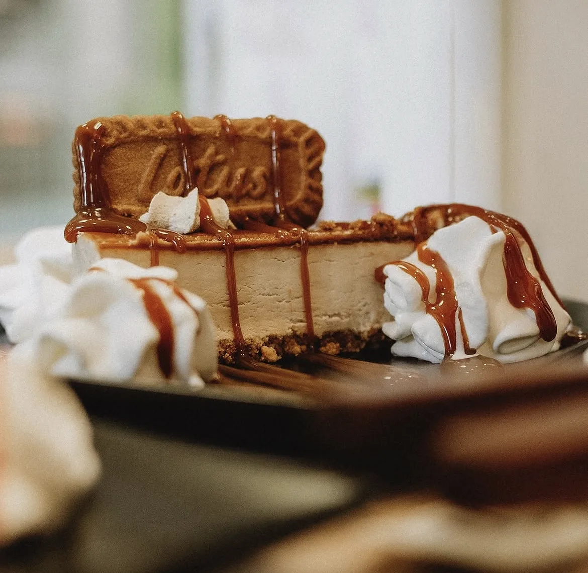 Porción de cheesecake de Lotus con galleta y nata