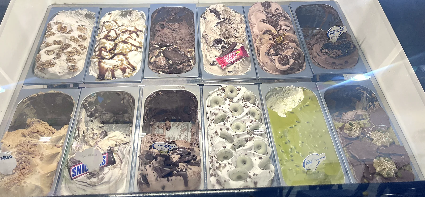 Vitrina de helados artesanos: turrón, Snickers, Kinder, pistacho, chocolate y más sabores