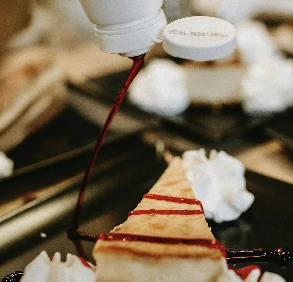 Tarta de queso con sirope de frutos rojos